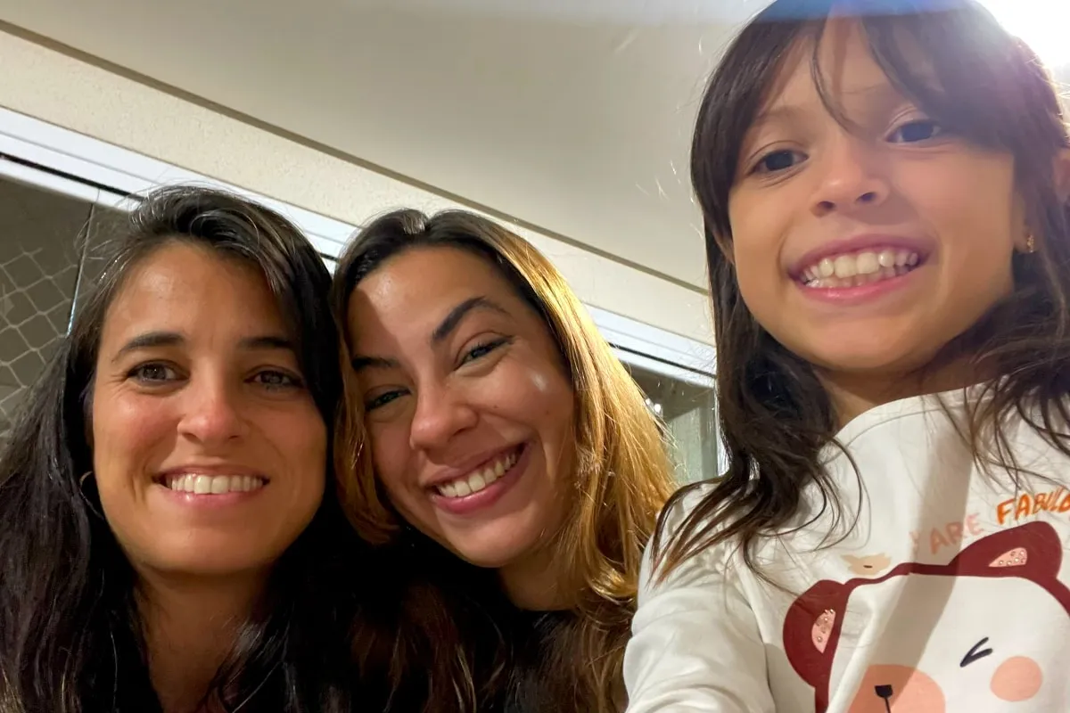 Michelle, Gabriela e Rafaela juntas, sorrindo numa selfie